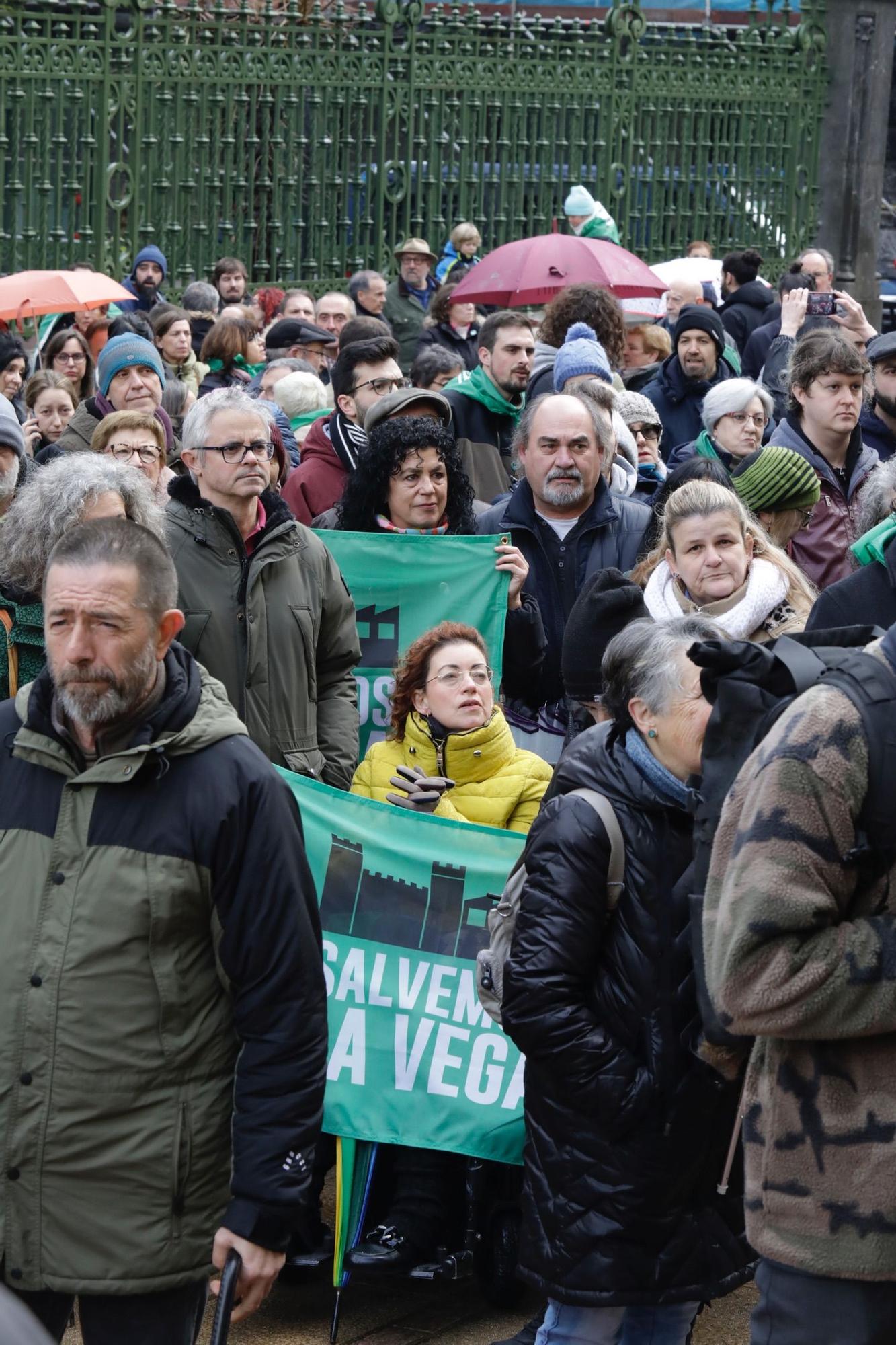 "La Vega no se vende, La Vega se defiende": así fue la concentración de Salvemos La Vega en Oviedo