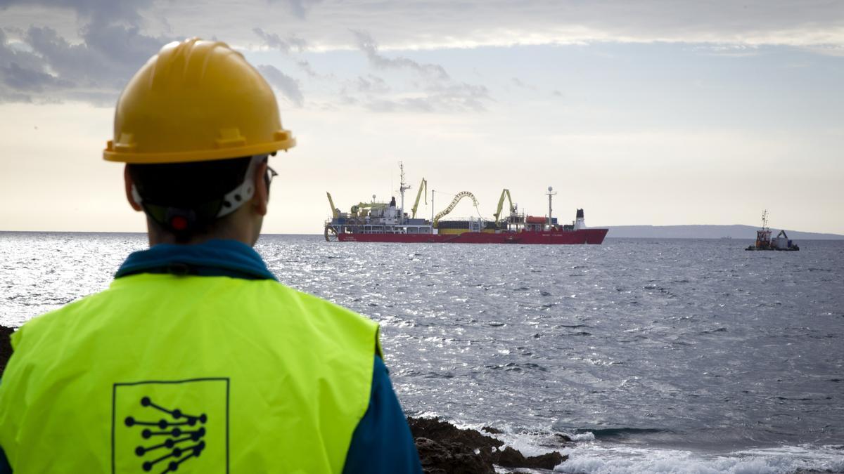 Trabajos para instalar el cable entre Ibiza y Mallorca.