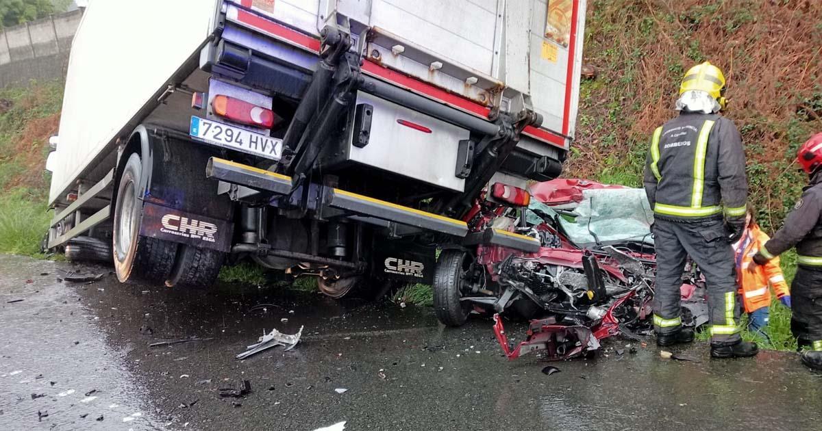 Efectivos de emergencias en el lugar del accidente con una víctima mortal en la N-VI a su paso por Betanzos.