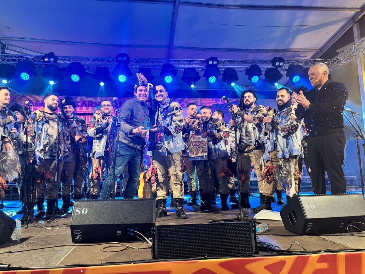 Marwan entrega una réplica de su trofeo como ganadores del Comba 2025 al concejal de Agüimes.