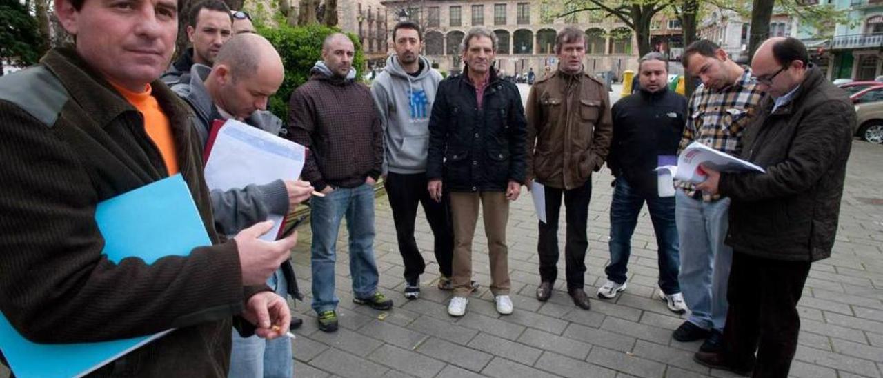 Parte de los trabajadores intoxicados por mercurio, en el parque del Muelle.