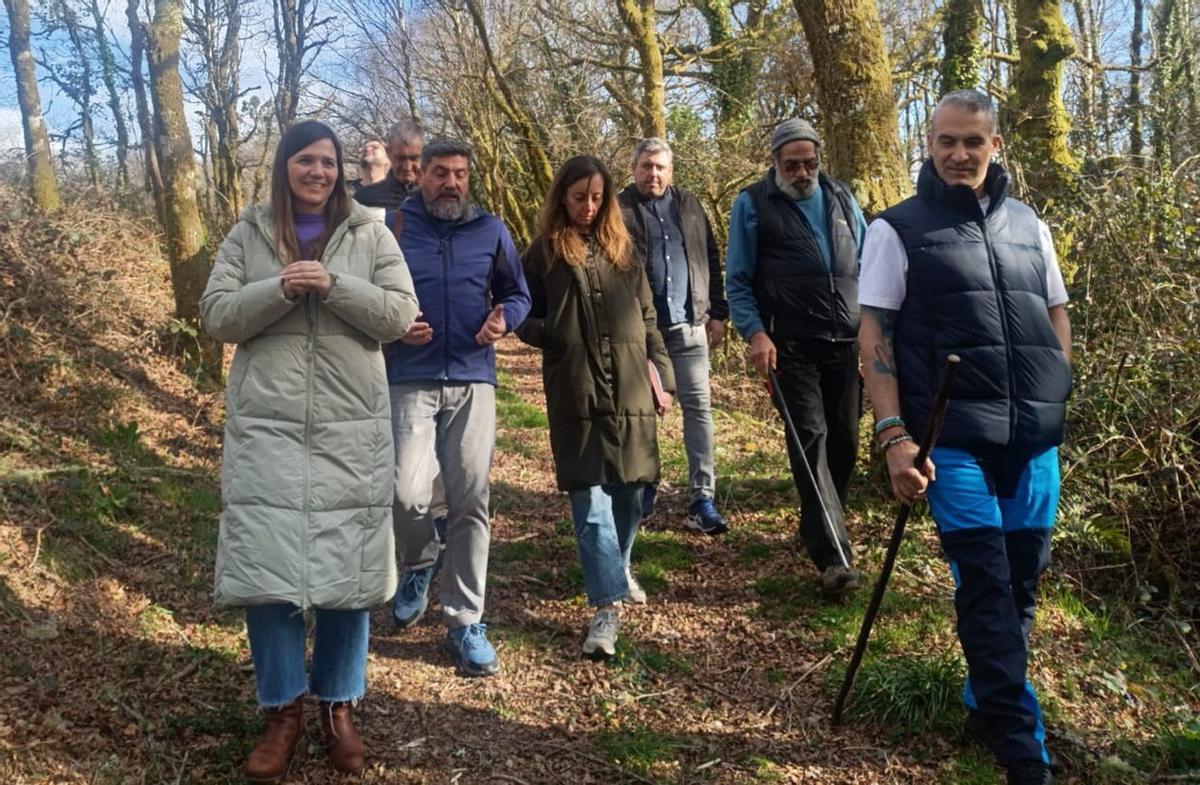 Visita de Paloma Castro y Verónica Pichel a la aldea de San Marcos junto a Calros Solla. | CEDIDA