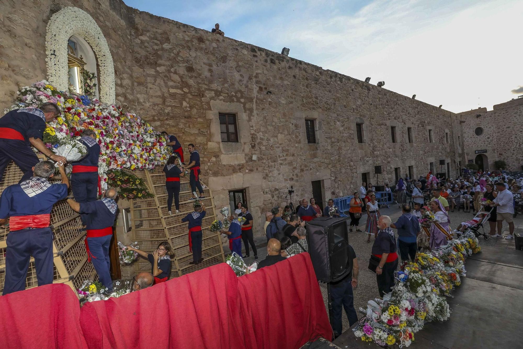 Manto de flores para la patrona de Santa Pola