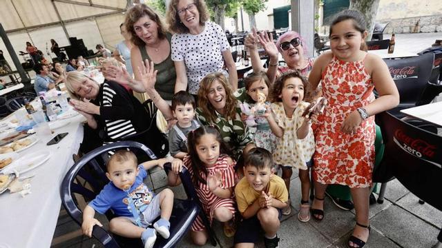 Un grupo de vecinos del Nodo, en la carpa donde se celebró la comida. | David Cabo