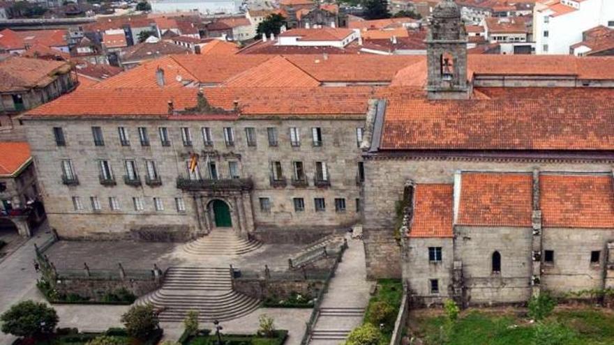 La sede de Hacienda, junto a la iglesia de San Francisco.  // Rafa Vázquez