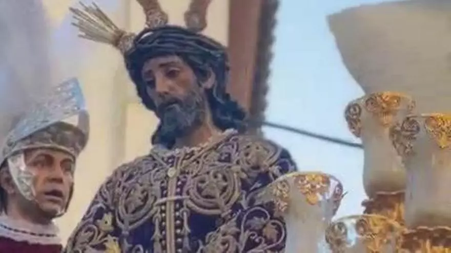 Vídeo | El paso del Señor de la Sentencia saluda a la Hermandad de la Amargura, cuyos hermanos han rezado un Padre Nuestro