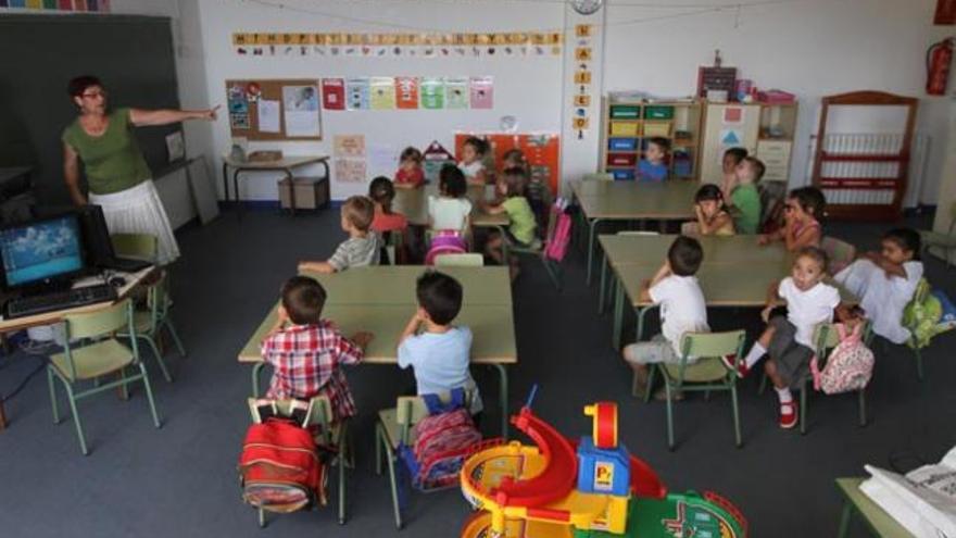 Alumnos de Infantil atienden a la profesora el primer día de clase en el colegio Sant Rafel.