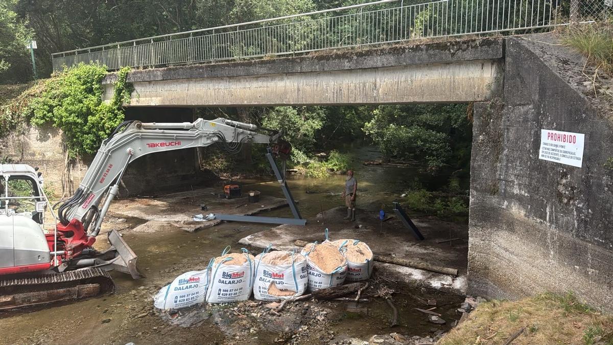 Operarios trabajan en las piscinas municipales y la playa fluvial de Liñares en A Estrada