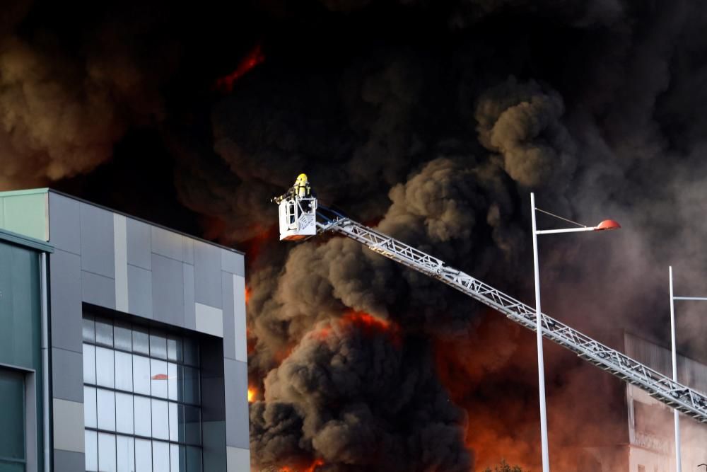 Incendio en una nave industrial de Narón.