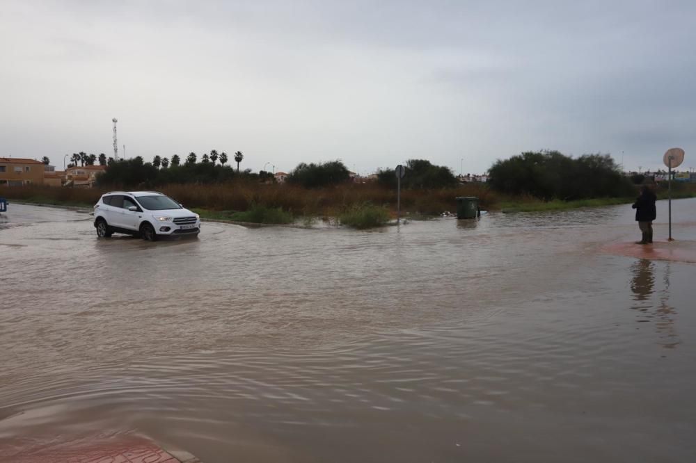 Una tromba de 100 litros por metro cuadrado anega Torrevieja