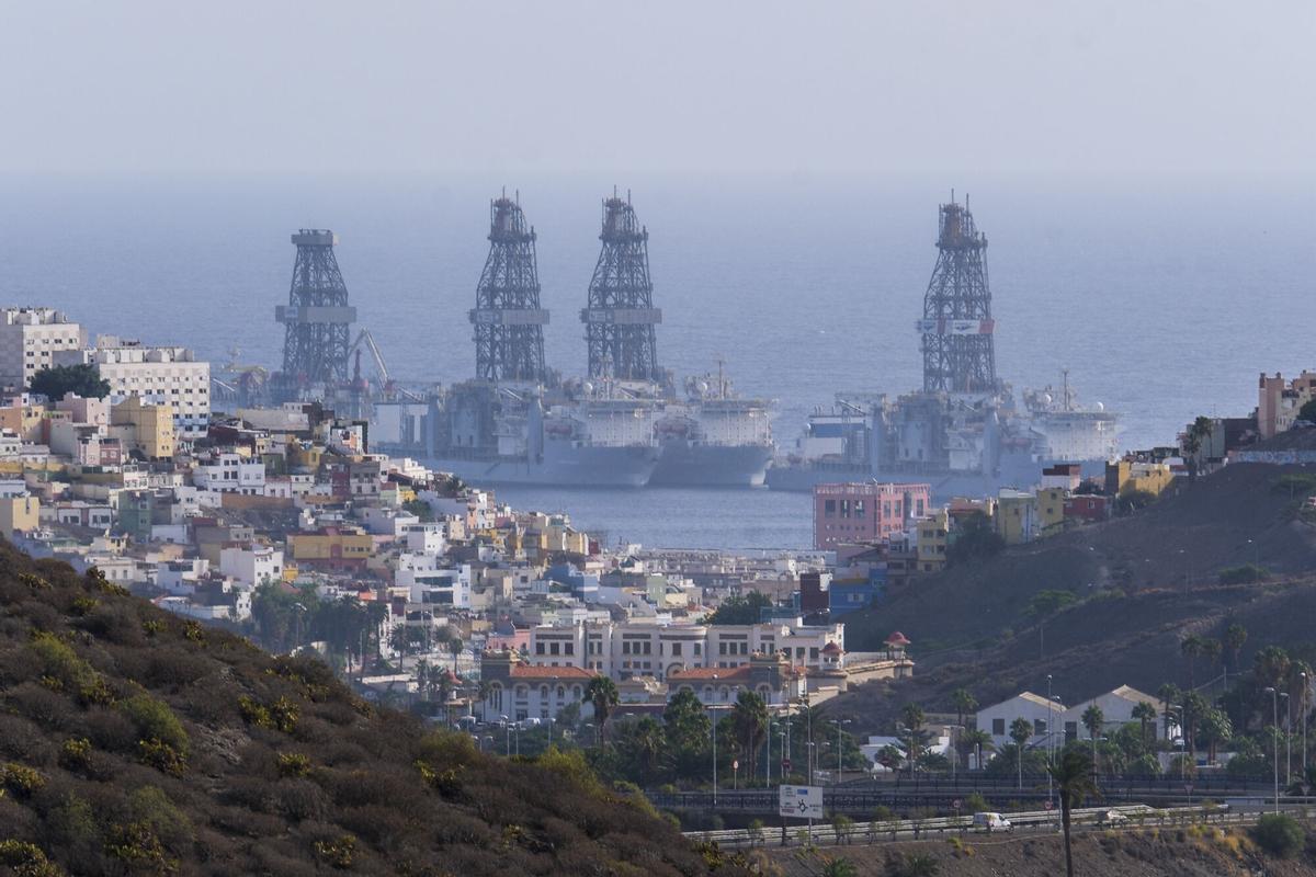 lataformas petrolíferas atracadas en el Muelle Reina Sofía