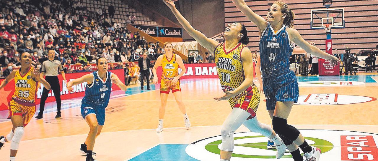 Laia Flores en una acció del segon partit de quarts de final de l’Eurolliga passada contra l’Avenida a Fontajau