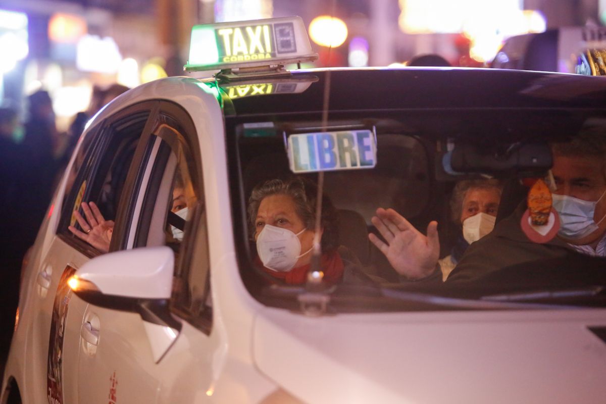 Los taxistas de Córdoba pasean a los mayores por el centro de Córdoba para que disfruten de la iluminación de Navidad