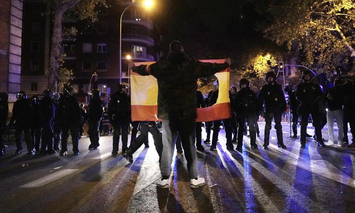 La sisena nit de protestes davant la seu del PSOE arrenca amb crides a la calma La sisena nit de protestes davant la seu del PSOE arrenca amb crides a la calma