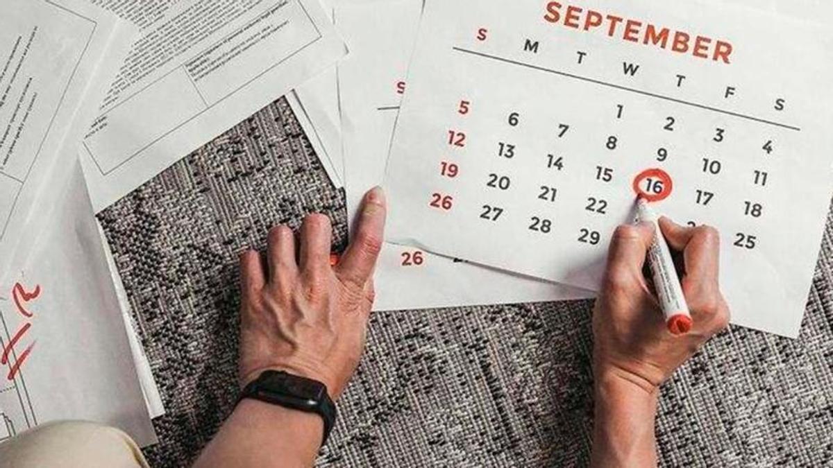 Home apuntant en el calendari