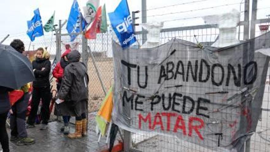 En las imágenes superiores, la protesta en la prisión de Fontcalent; abajo, la de Villena, donde pusieron una pancarta con pinchos caseros incautados a presos.