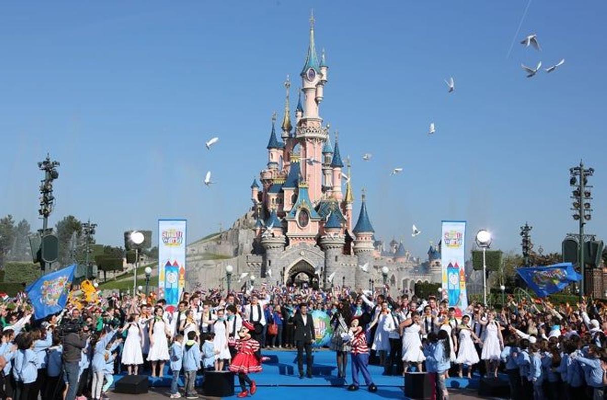 Celebración del 50 Aniversario de It's a small world en Disneyland Paris.