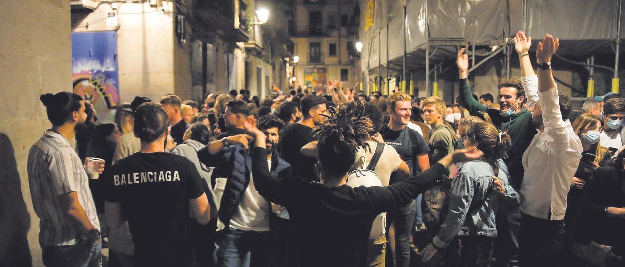 Botellón en el paseo del Born, en mayo en Barcelona.