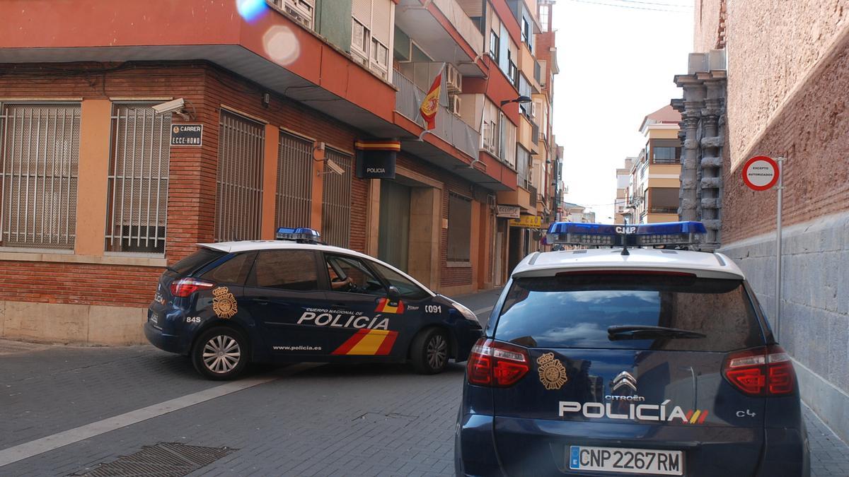 Imagen de coches patrulla de Policía Nacional, frente a la comisaría de Vila-real.