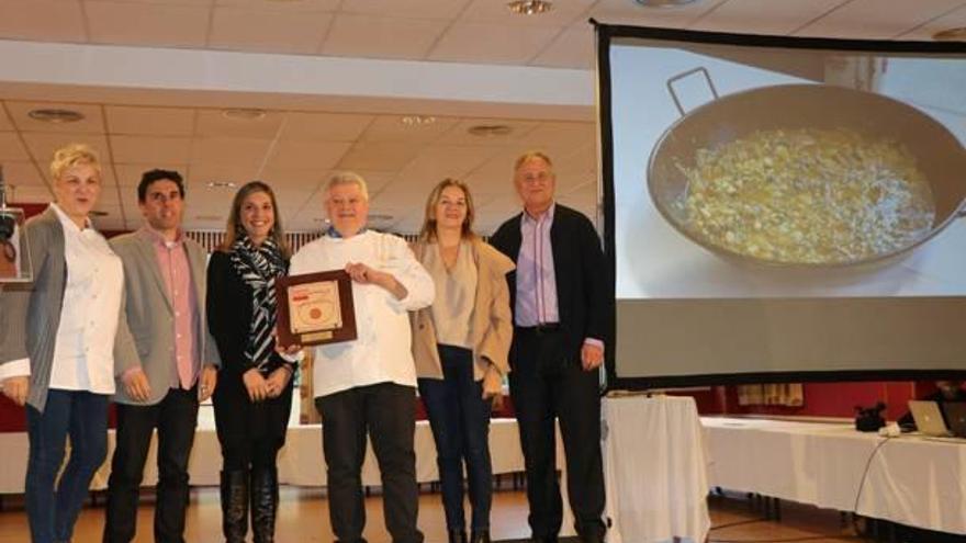 Los responsables del restaurante, al recoger el premio.