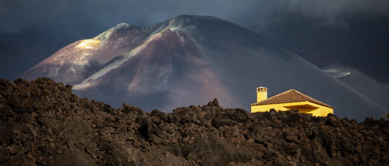 Vistas del volcán Tajogaite desde la carretera sobre la colada LP213, a 14 de septiembre de 2022, en Los Llanos de Aridane