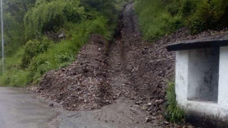 Una de las zonas más afectadas de Degaña, ayer, tras la retirada del material desprendido.