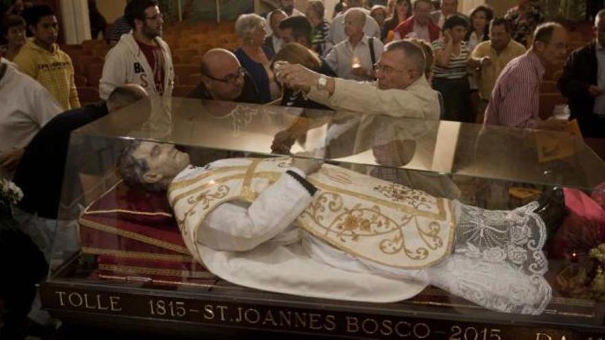 La familia salesiana recibió anoche la reliquia de Don Bosco, que permanecerá hoy en el colegio y en la parroquia María Auxiliadora.