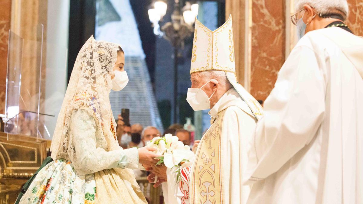 Llegada de la Fallera Mayor Infantil 2021 a la plaza de la Virgen en la Ofrenda