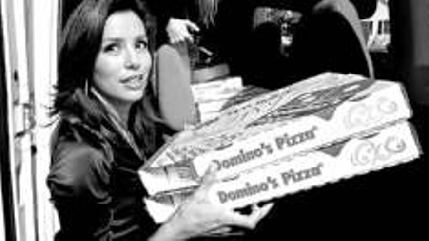 Eva Longoria lleva pizzas a los huelguistas