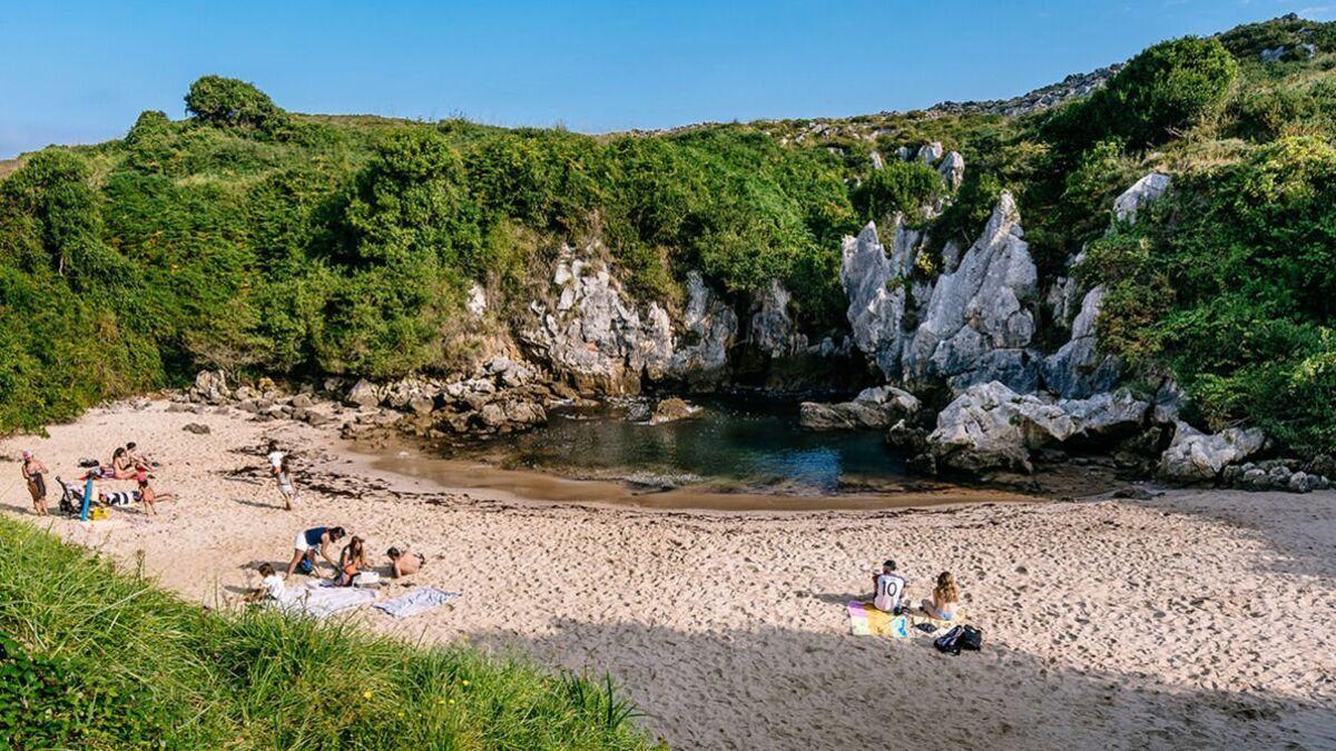 Playa de Gulpiyuri en concejo de Llanes, Asturias