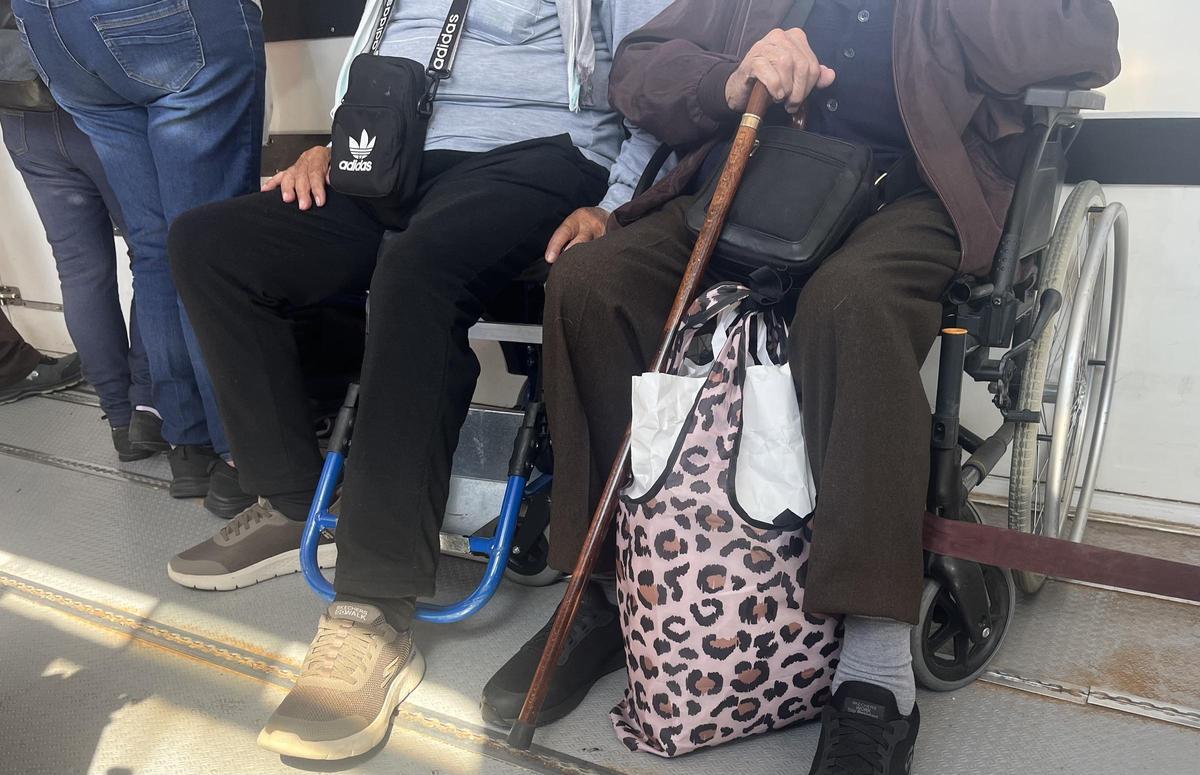 Dos abuelitos, sentados en el bus 'Sin Barreras', de El Prat.