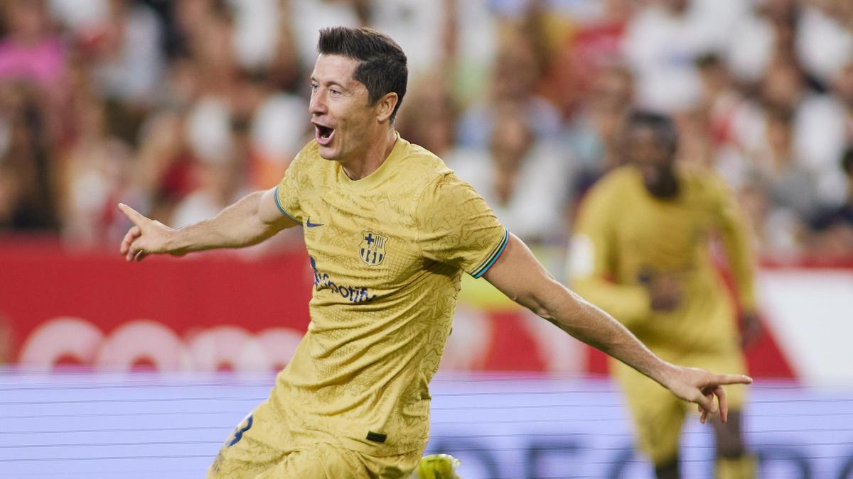 Robert Lewandowski celebra su gol en el Sánchez Pizjuan.