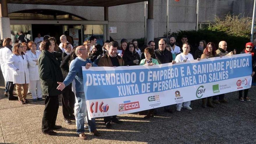 La concentración de protesta llevada a cabo por la representación del personal ante el Hospital Comarcal do Salnés. // Noé Parga