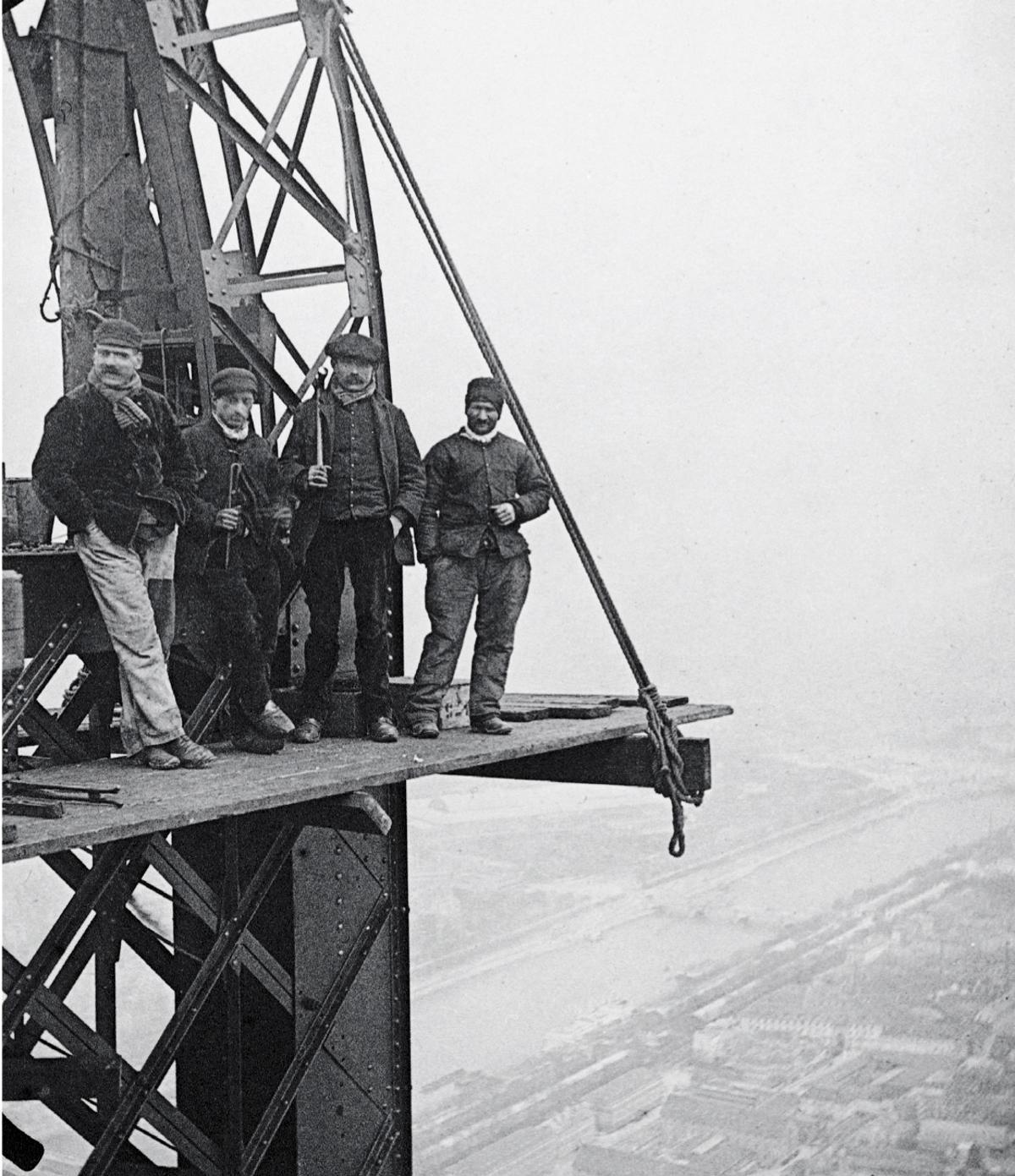 Obreros durante la construcción de la Torre Eiffel.