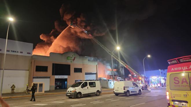 Espectaculares imágenes del incendio en la Ciudad del Transporte de Castelló
