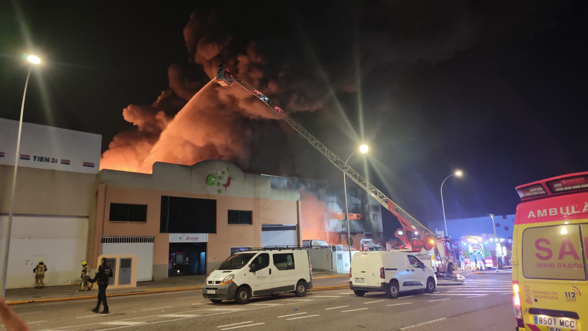 Galería de imágenes: Incendio en la Ciudad del Transporte de Castelló