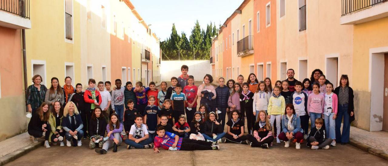 Las maestras austríacas con docentes y alumnos del colegio de Rafelguaraf. | LEVANTE-EMV