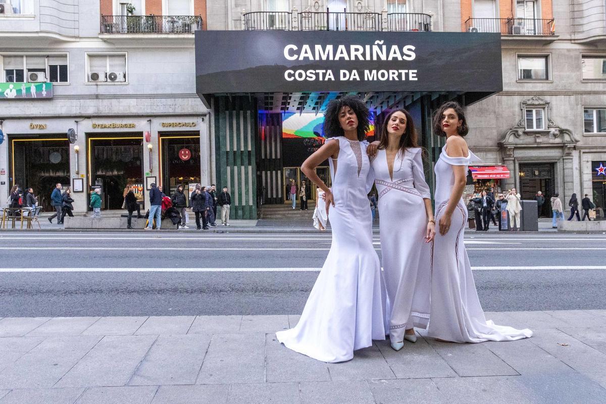 Deseños de moda con encaixe de Claudina Mata no centro de Madrid.