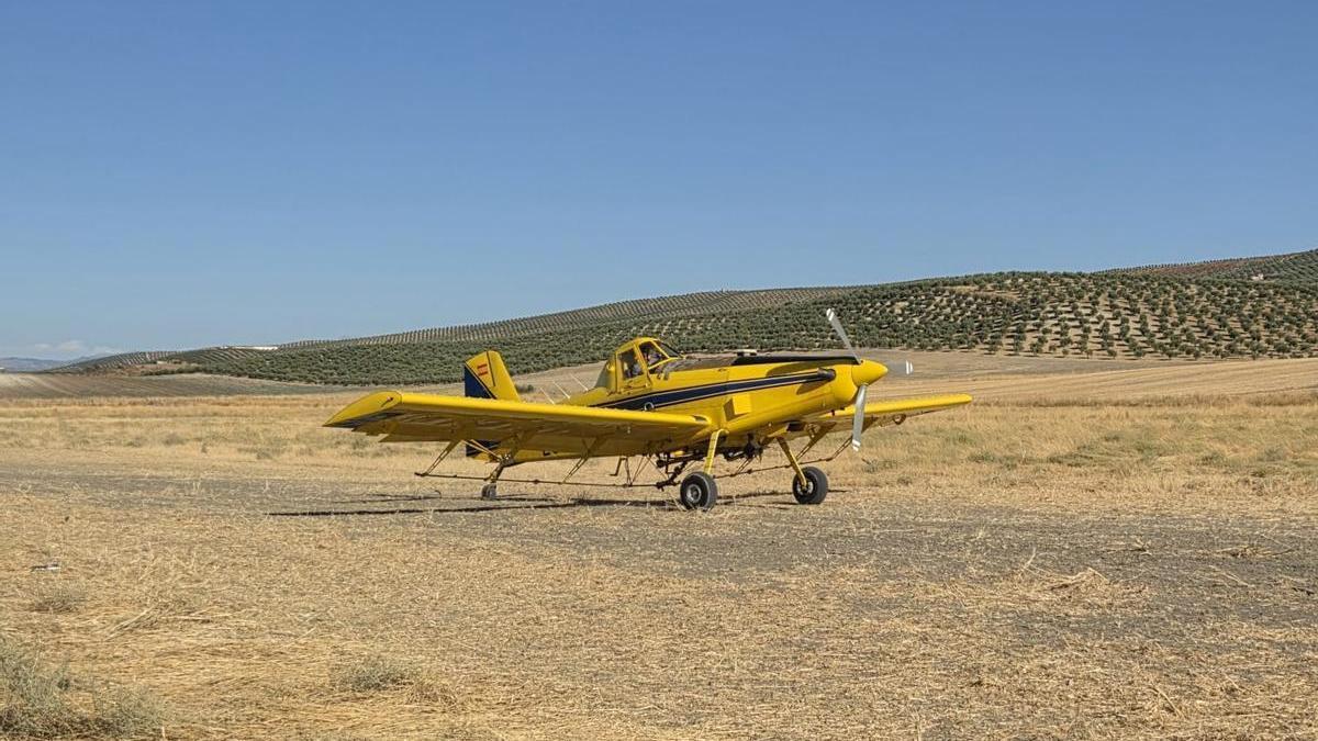 Una avioneta preparada para realizar labores de control de la mosca de olivo en la comarca de Baena.