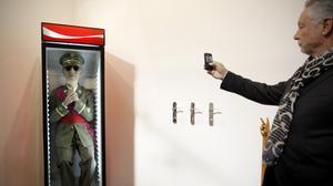 L’escultura del dictador Franco dins d’una nevera no ha deixat indiferent cap visitant d’ARCO.