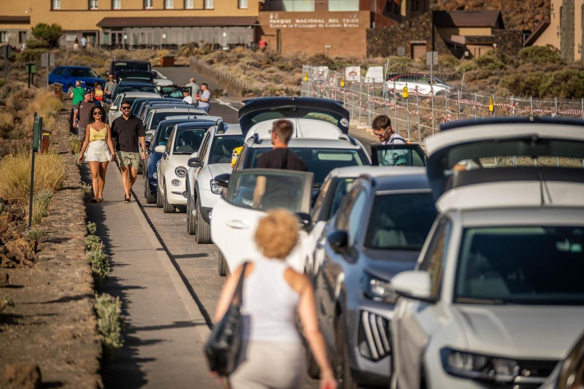 Vehículos aparcados en el arcén en el Parque Nacional del Teide