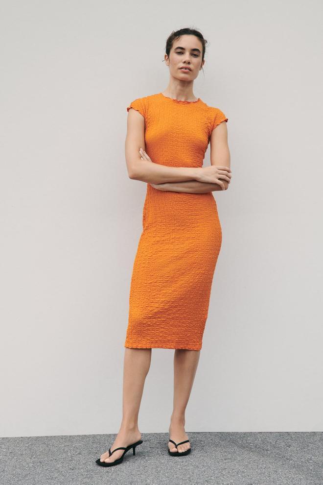 Vestido naranja textura ajustado de Zara