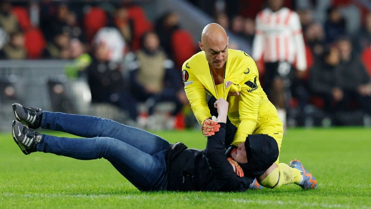 Dmitrovic con el aficionado que le agredió