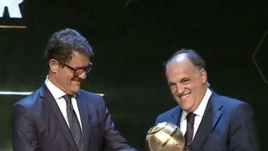 Fabio Capello entrega a Javier Tebas el trofeo a la mejor competición.
