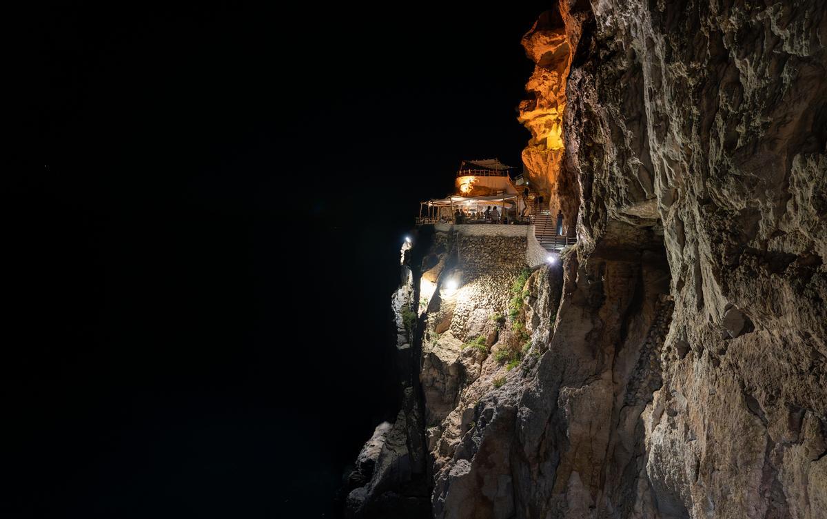 Cova d'en Xoroi, cove en Cala de Porter