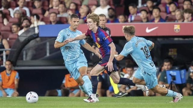 Gordon, pressionat per Guruzeta i Jauregizar, avança amb la pilota en el partit de dijous al Camp Nou contra l’Athletic. | JORDI COTRINA