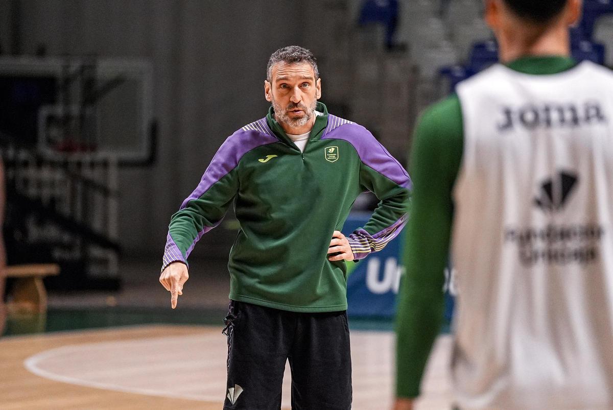 Ibon Navarro se dirige a sus jugadores.