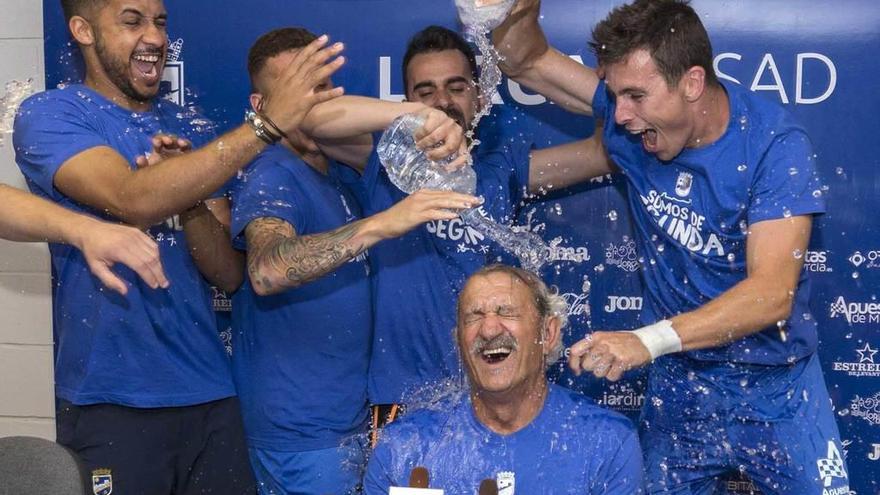 Los jugadores del Lorca F. C. echan agua a David Vidal tras lograr el ascenso a Segunda División.