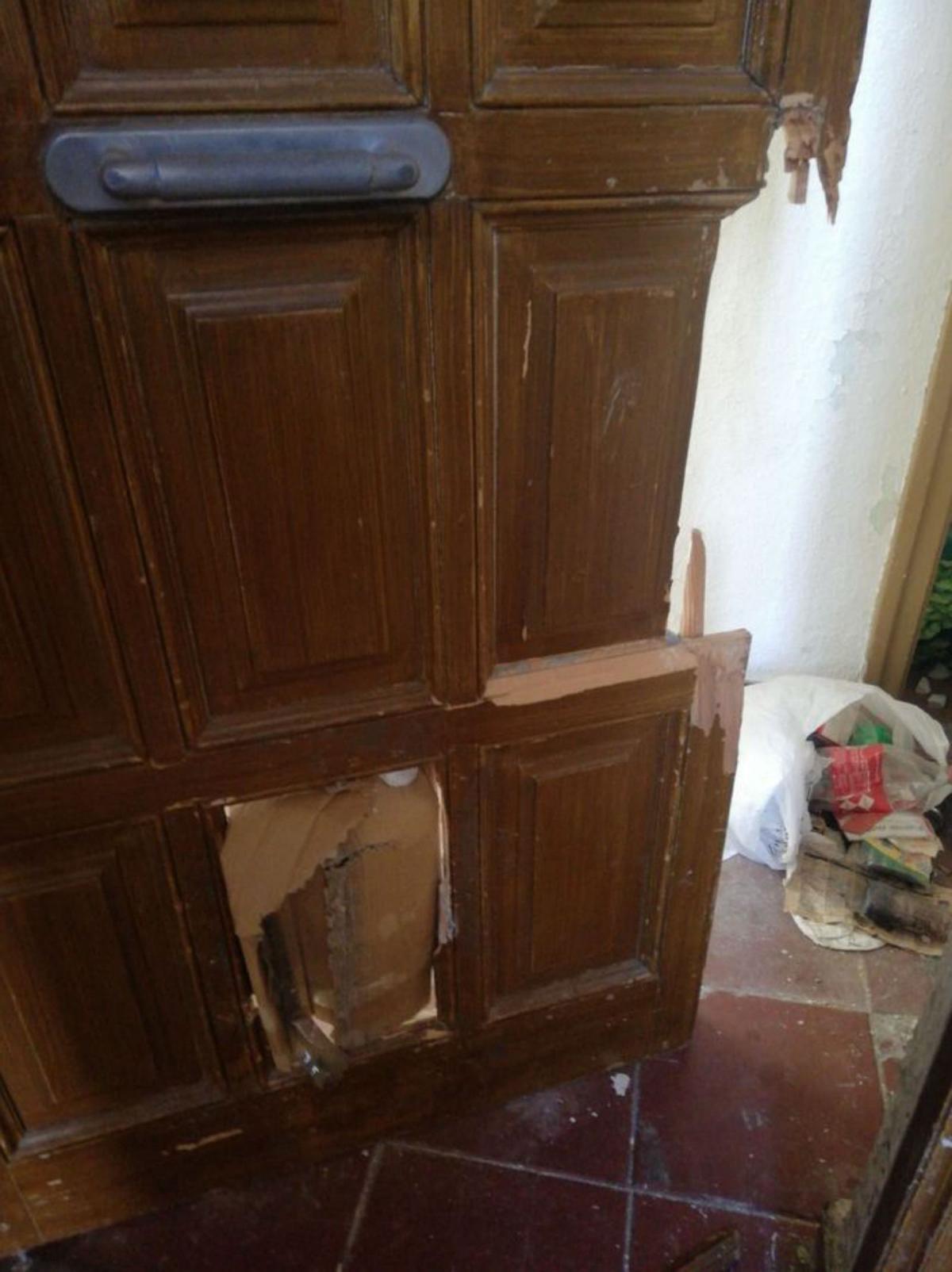 Una puerta destrozada tras un desahucio. | Cedida
