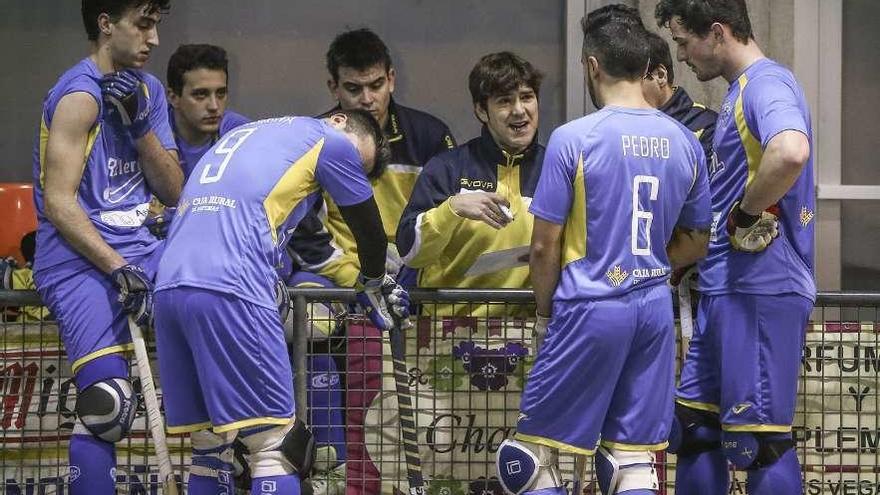 David Miranda, en un tiempo muerto, con Pedro González de espaldas, con el número 6.